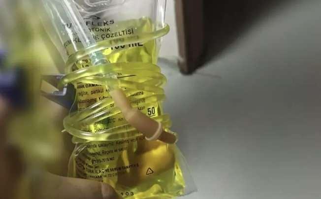 <p>A&ccedil;ıklamalarını s&uuml;rd&uuml;ren Dr. Osman M&uuml;ft&uuml;oğlu, halsizlik, ateş ve kırgınlık yaşayan kişilere hızlı iyileşme vaadiyle sunulan serum uygulamalarına karşı uyarıda bulundu.&nbsp;</p>
