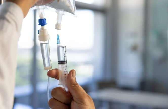 <p>Sosyal medyada paylaşılan serum fotoğraflarının da bu algıyı g&uuml;&ccedil;lendirdiğini belirten M&uuml;ft&uuml;oğlu, damar yoluyla verilen her maddenin tedavi anlamına gelmediğini vurguladı.&nbsp;</p>
