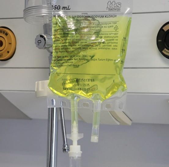<p>"GE&Ccedil;EN SEFER TAKTIRDIM D&Uuml;ZELDİM S&Ouml;Z&Uuml; BİLİMSEL KANIT DEĞİLDİR"</p>

<p>Dr. Osman M&uuml;ft&uuml;oğlu, daha &ouml;nce sarı serum taktırdıktan sonra iyileştiğini s&ouml;ylemenin, uygulamanın etkili olduğunu kanıtlamayacağını belirtti. Hastalığın zaten iyileşme s&uuml;recine girmiş olabileceğine dikkat &ccedil;eken M&uuml;ft&uuml;oğlu, ge&ccedil;ici rahatlamanın mucizevi bir tedavi gibi sunulmasının insanları yanıltabileceğini vurguladı.</p>

