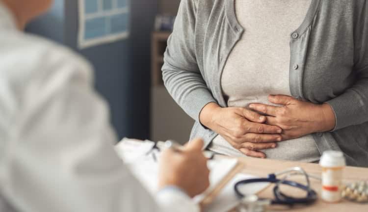 <p>M&uuml;ft&uuml;oğlu, grip, nezle ve ateş gibi şikayetlerle hastanelere başvuran kişilerin doğrudan serum talep etmesinin tıbben doğru bir yaklaşım olmadığını belirtti. Tedavinin hastanın isteğine g&ouml;re değil, muayene bulguları ve tıbbi ihtiya&ccedil;lar doğrultusunda belirlenmesi gerektiğini vurgulayan Dr. M&uuml;ft&uuml;oğlu, ağızdan sıvı alabilen, belirgin sıvı kaybı yaşamayan ve genel durumu iyi olan kişilere yalnızca hızlı iyileşmeleri amacıyla serum takılmasının &ccedil;oğu zaman gereksiz olduğunu ifade etti.</p>

