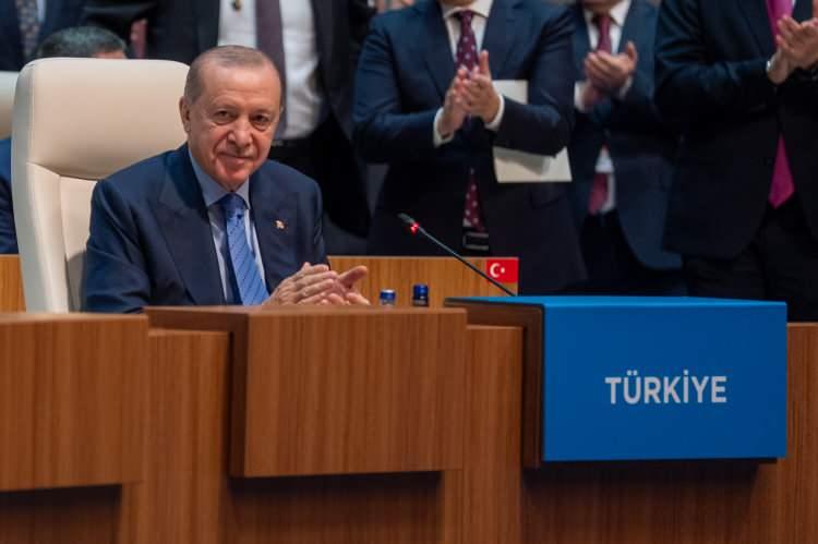 <p>Beştepe Millet Sergi Salonu'nda d&uuml;zenlenen zirve, Cumhurbaşkanı Recep Tayyip Erdoğan'ın ev sahipliğinde "T&uuml;rk Y&uuml;zyılı: Dilde, Fikirde, İşte Birlik" temasıyla ger&ccedil;ekleştirildi.</p>
