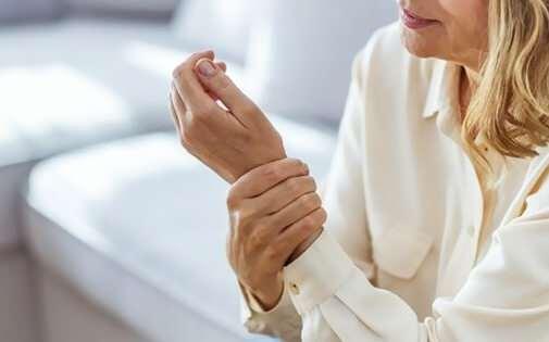 <p>En sık omurgada, kal&ccedil;ada ve el bileğinde kırıklar g&ouml;r&uuml;ld&uuml;ğ&uuml;n&uuml; belirten Uzm. Dr. Hacı Ali Tekkurt, bu kırıkların bel ile sırt ağrıları, boyda kısalma ve duruş bozukluğuna sebep olduğunu belirtti. Medicana Konya Hastanesi Fizik Tedavi ve Rehabilitasyon Uzmanı Uzm. Dr. Hacı Ali Tekkurt, 50 yaş &uuml;st&uuml; ve menopoz sonrası d&ouml;nemde olan kadınların en y&uuml;ksek risk grubunda olduğunun da altını &ccedil;izdi.</p>
