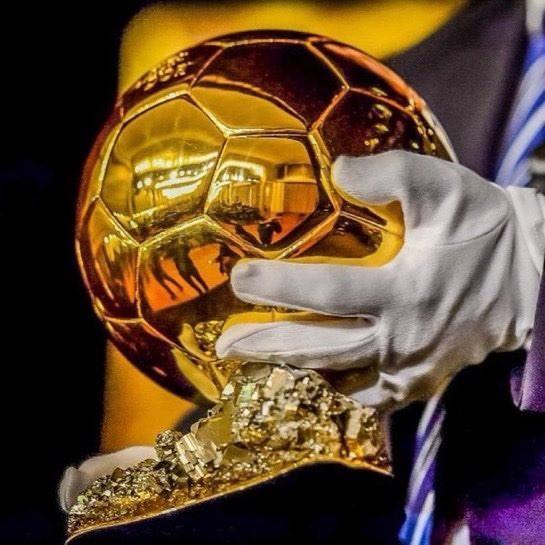 <p>Ballon d'Or'un 70. yıl d&ouml;n&uuml;m&uuml; kapsamında hayata ge&ccedil;irilen B.O.A.T. (Ballon d'Or Of All Time) girişiminde taraftarlar, &ouml;d&uuml;l&uuml; kazanan futbolcuların en iyi sezonunu belirlemek i&ccedil;in oy kullandı.</p>
