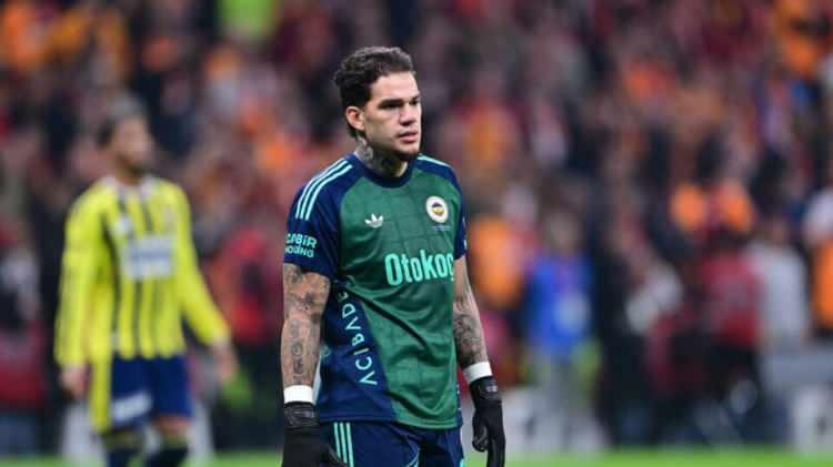 <p><strong>T&uuml;rkiye'de bir tek Fenerbah&ccedil;e yapıyor. Ederson topu alıyor. M&uuml;thiş teknik bir oyuncu. Pas isabeti Ederson'un Uğurcan'ın altında.</strong></p>
