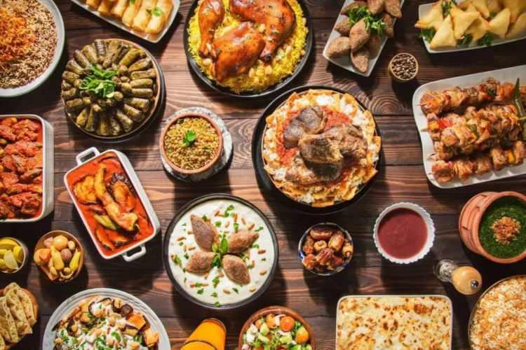 <p>D&uuml;nyaca tanınan gastronomi rehberi TasteAtlas, T&uuml;rkiye&rsquo;de tadılması gereken geleneksel yemekleri sıraladı.</p>

<p>Saray mutfağından sokak lezzetlerine kadar uzanan listede, şehrin zengin mutfak k&uuml;lt&uuml;r&uuml;n&uuml; yansıtan 20 &ouml;zel lezzet &ouml;ne &ccedil;ıktı.</p>
