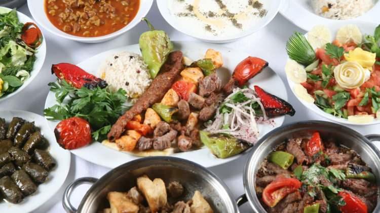 <p>Uluslararası lezzet rehberi TasteAtlas, T&uuml;rkiye'de mutlaka denenmesi gereken geleneksel lezzetleri a&ccedil;ıkladı. Saray mutfağından sokak lezzetlerine uzanan listede, kentin gastronomi k&uuml;lt&uuml;r&uuml;n&uuml; yansıtan 20 &ouml;zel yemek yer aldı.&nbsp;</p>
