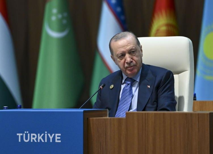 <p>Aile fotoğrafı &ccedil;ekimi ve liderlerin zirveye &ouml;zel hazırlanan panoyu imzalamasının ardından Cumhurbaşkanı Erdoğan, liderlere hitap etti.</p>

<p>&nbsp;</p>
