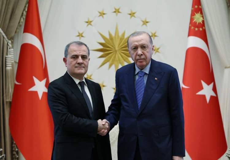<p>Cumhurbaşkanı Recep Tayyip Erdoğan, T&uuml;rk Devletleri Teşkilatı (TDT) 13&rsquo;&uuml;nc&uuml; Liderler Zirvesi kapsamında Ankara&rsquo;da bulunan Azerbaycan Dışişleri Bakanı Ceyhun Bayramov'u Cumhurbaşkanlığı K&uuml;lliyesi&rsquo;nde de kabul etti.</p>
