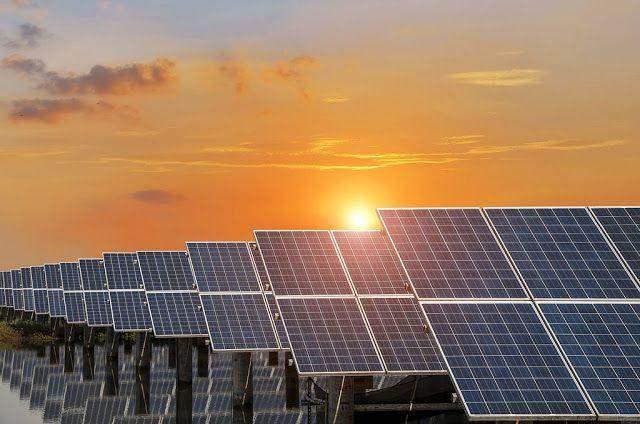 <p><strong>Yenilenebilir enerji:</strong> G&uuml;neş, r&uuml;zgar, hidroelektrik, jeotermal ve biyok&uuml;tle gibi doğal olarak yenilenebilen kaynaklardan elde edilen enerji.</p>

