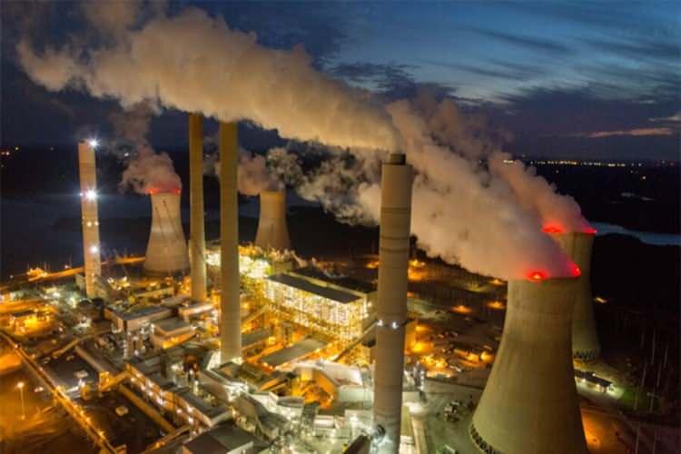 <p><strong>Elektrifikasyon: </strong>Ulaşım, ısınma veya sanayi gibi alanlarda fosil yakıtların doğrudan kullanılması yerine elektrik kullanımının artırılması. Elektriğin d&uuml;ş&uuml;k emisyonlu kaynaklardan &uuml;retilmesi durumunda emisyonların azaltılmasına katkı sağlayabiliyor.</p>
