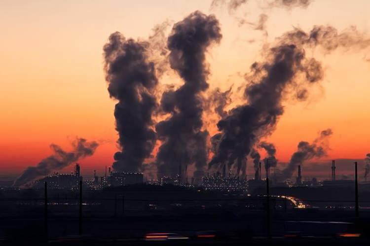 <p><strong>Metan:</strong> Karbondioksitten daha kısa s&uuml;re atmosferde kalmasına rağmen g&uuml;&ccedil;l&uuml; bir ısı tutma etkisine sahip sera gazı. Enerji &uuml;retimi, hayvancılık, tarım ve atıklar &ouml;nemli insan kaynaklı metan kaynakları arasında.</p>
