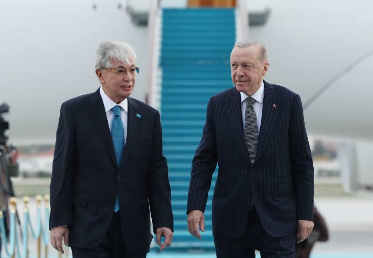 <p><span style="color:rgb(51, 51, 51)">​​​​​​İki cumhurbaşkanının t&ouml;ren alanındaki yerlerini almasının ardından Tokayev, Muhafız Alayı T&ouml;ren Kıtası'nı "Merhaba asker" diyerek selamladı.</span></p>
