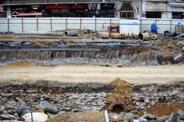 Taksim Yayalaştırma Projesi'nde yapılan çalışmalar sırasında, geç Osmanlı dönemine ait iki su gideri bulundu. Taksim Kışlası'na ait olduğu tahmin edilen tarihi kalıntı nedeniyle çalışmalar o bölgede durduruldu.