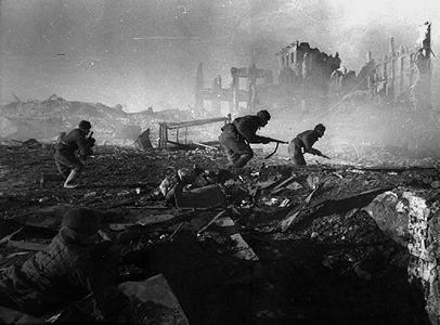 Zaro Ağa... 1777'den 1934'e dek süren koca bir ömür... Ancak onu götürenlerin niyetleri başkaydı: Özel bir kostüm giydirip, sirklerde "dünyanın en yaşlı insanı" diye teşhir ettiler.