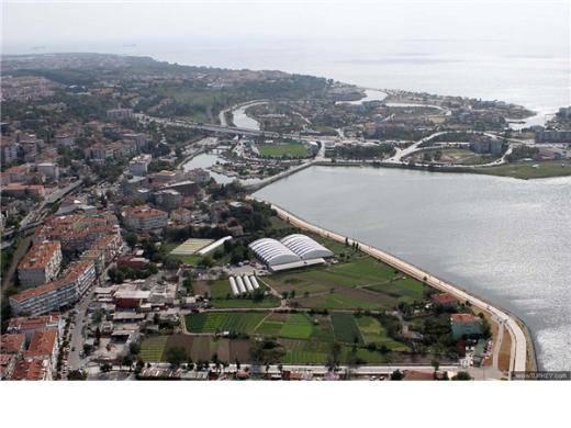 Marmaray güzergahı boyunca Avrupa yakasında Halkalı, Küçükçekmece, Zeytinburnu, Kazlıçeşme, Süleymaniye kentsel dönüşüm planları olan bölgelerdir, Galataport adıyla bilinen Kruvaziyer Liman projesinin ihalesi ise bu yıl yapıldı. Anadolu yakasında da Haydarpaşa, Kartal, Pendik ve belki de bu projeyle birlikte artık İstanbul iline daha yakın görünecek olan Gebze’de dönüşüm planları mevcut. Diğer yandan, Marmaray güzergahı üzerinde özellikle Kartal ve Küçükçekmece’nin merkezi iş alanı (MİA) olarak geliştirilmesi planlanıyor. Paris, Londra gibi raylı sistemleri gelişmiş metropollerde nüfusun yüzde kırkı toplu taşımayı kullanırken İstanbul’da bu rakam sadece yüzde onlarda. Marmaray bu açıdan, hem raylı sisteme dayalı ulaşım payının artmasını sağlayacak hem de gayrimenkul sektörüne hareketlilik getirecek çok önemli bir projedir" 