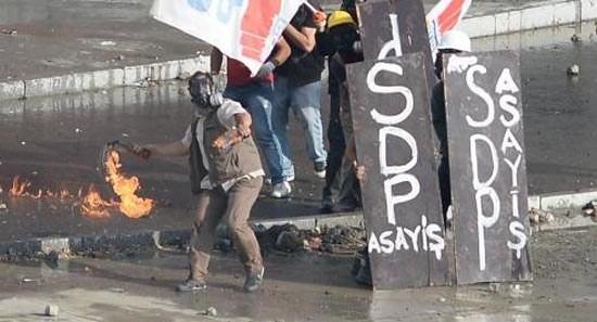 <p>Sosyal medyada çok tartışılan 'beldeki şişkinlik' fotoğrafına İstanbul Valisi Hüseyin Avni Mutlu cevap verdi. Vali Mutlu daha sonra twitter'da yaptığı açıklamada belide silah olduğu iddia edilen kişinin SDP'li olduğunu ve yakalandığını açıkladı.</p>