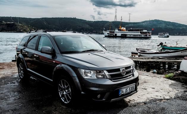 <p>"Freemont" modelinde "yarısını şimdi öde, yarısını seneye" fırsatı sunulurken 70 bin lira ödeyerek hemen sahip olunabilen bu aracın fiyatının kalan yarısı ise vade farkı olmadan bir sene sonraya erteleniyor.</p>