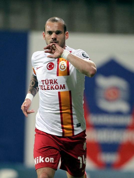 <p>MOURİNHO NİYETİ BOZDU<br />Chelsea'nın hocası Jose Mourinho, Wesley Sneijder'e kafayı taktı. Tecrübeli teknik adam, İnter'den eski öğrencisini kadrosunda görmek istiyor. Portekiz basını, Ünal Aysal'ın Abola'ya verdiği röportajda "Wesley'i 15 milyon euro'ya satabiliriz" dediğini aktardı. (FOTOMAÇ)</p>