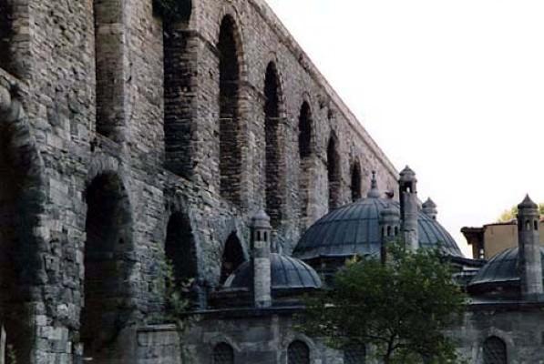 <p>Gazenfer Ağa Türbesi<br /><strong><span><br /> </span></strong><span>Bozdoğan Kemeri altında Atatürk Bulvarı üzeri Kırkçeşme - Fatih</span></p>