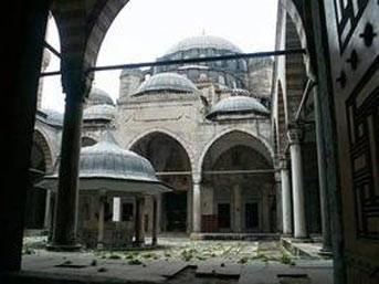 Haseki Külliyesi Mimar Sinanın İstanbulda yaptığı ilk eserdir. Mimar Sinan bu eseri Hürrem Sultan için yapmıştır.