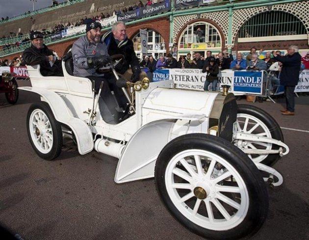 Dünyaca ünlü İngiliz pilot, bir organizasyonda 1902 klasik Mercedes-Benz kullanıyor.
