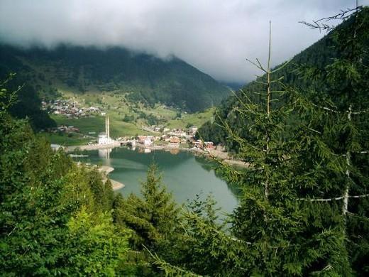 Uzungöl henüz bozulmadan... Uzungöl, dağların arasına gizlenmiş bir düş bahçesi adeta. Yeşilin binbir tonu, rengarenk çiçekler, yayla serinliği... Yapılar henüz çoğalmadan yolunuzu Uzungöl'e düşürün.