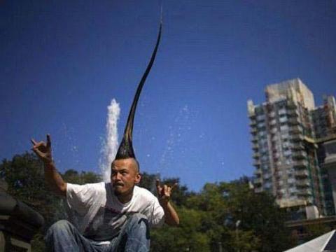 <p><strong>En ilginç rekorlar</strong><br />
<br />
En uzun mohavk saçı ile Kazuhiro Watanabe. Yaklaşık 1 metre uzunluğundaki saçlarıyla...</p>
