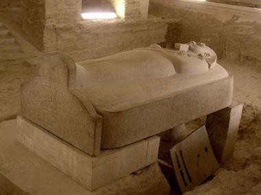 5-Valley of the Kings/MISIR   Mısır'da bulunan Krallar Vadisi dünyanın bilinen en eski arkeolojik alanıdır.1922'de keşfedilen buradaki mezarlarda Firavunlar bulunuyordu.Lahitler açıldığında içerisinde zehirli gazlar bulunduğu ortaya çıktı.Bu gazlar lahitleri açanlanların zehirlenmesine neden oldu.  Eski Mısırlılar yazılı tarihleri boyunca Güneş'e bir tanrı olarak taptılar. Birçok değişik tanrı—Ra ya da Re, Amon ve ikisinin bileşimi Amon-Ra da dahil—Güneş kürenin farklı görünümlerinin dışavurumları sayılmaktaydı. Ama İÖ 1353-1336 arasında hüküm süren radikal firavun Ahenaton bir tanrıyı,  Güneş'in saçtığı sıcaklığın cisimleşmiş ifadesi Aton'u neredeyse tek başına egemen konuma yükseltti. Diğer tanrılara adanmış tapınakları ve onları anmak için düzenlenen geleneksel şenlikleri yasaklayarak, Aton için yeni tapınaklar dikti ve ona tapanların hayat verici ışınlarını bedenlerinde hissetmeleri için tapınakların üstünü boş bırakarak gökyüzüne açık tuttu. 