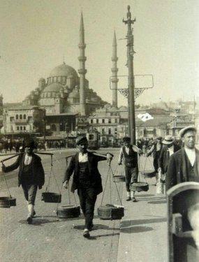 <p>Galata Köprüsü üzerinde yoğurtçular (1940'lı yıllar)</p>
