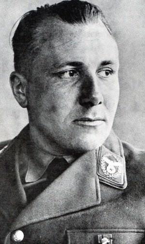 <p><strong>MARTİN BORMANN</strong><br />Martin Bormann, (d. 17 Haziran 1900, Wegeleben, Prusya Krallığı - ö. 2 Mayıs 1945, Berlin, Almanya), NSDAP’nin parti sözcüsü, aynı zamanda da Adolf Hitler’in özel sekreteri. 1972 yılında Lehrter İstasyonu'nun yapımı sırasında gömülmemiş yani öldürülmüş iki adet ceset bulundu. Yapılan araştırmalarda iki cesedinde siyanür içerek öldüğü saptandı. Yapılan DNA testlerinden sonra cesetlerden birinin Hitler’in doktoru Ludwig Stumfegger’e diğerinin de Martin Bormann’a ait olduğu tespit edildi.</p>