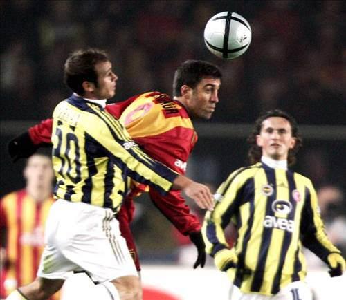 15-Fenerbahçe 5 - Galatasaray 2 -- 22 Nisan 1992 -- Derbiden geriye özellikle dört isim kaldı. Fenerbahçe'nin gollerini üçe iki bölüşen Tanju ve Aykut, attırdığı goller ve yarattığı penaltıyla Şeytan Rıdvan, sahada rakiplerini ve eski takım arkadaşını kovalayan, yerlere yatıran kaleci Hayrettin. Oysa ikinci devrenin başında skoru üç farktan Erdal'ın çabalarıyla 3-2'ye getiren sarı kırmızılar maça ortak olabileceklerini düşünmüşlerdi.
