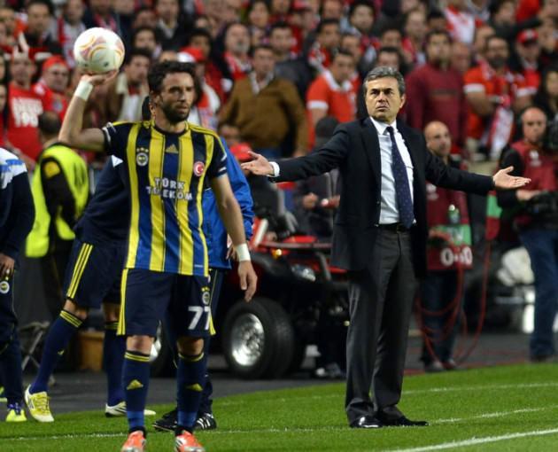 Gökhan Gönül'ün sakatlanmasında sahada müdahale yapılırken Volkan Demirel'in durumu... Bir VOLKAN'dır FENERBAHÇE ! 