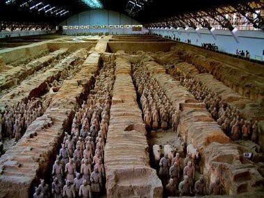 7-Terracota Army / ÇİN   Çin’in batısındaki Xi’an kentinde bulunan Qin Shihuang Mezarlığı, dünyanın en büyük çaplı, ilgi çekici ve zengin içeriğe sahip imparator mezarlıklarından biridir. Mezarlıkta Qin Shihuang’e eşlik eden heykel ordusu çukuru, Mısır piramitleriyle kıyaslanarak, “Dünyanın 8. Harikası” olarak adlandırılıyor. 