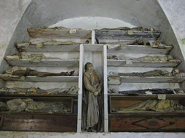 8-Capuchin Catacombs of Palermo/İTALYA   İtalya'nın Sicilya bölgesinde bulunan ve 16. yy'da kurulan kilisede bulunan rahipler 19.yüz yıla kadar görülmedik bir uygulama başlattılar.Fransiskan Rahipleri ölenlerin vucütlarını mumlayarak günlük kıyafetlerini giydirip kilisenin altındaki bölmelerde toplamaya başladı.   Ölülerin bir kısmını raflara dizen rahipler bazılarını da duvarlara astı.Kasabanın önemli ve zengin insanlarının giysileri her yıl yenilenirken fakirlere dokunulmadı.   En son işlemi 19. yy başında yapan rahipler raflara ve duvarlara 8 bin kişiyi mumyalayarak dizdi.   Bu inanılmaz mezarın ortaya çıkarılması hristiyan aleminde şok etkisi yaptı.Papa'nın kararıyla bu işlemden vazgeçildi. 