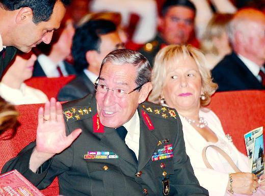 'EŞİMİ KARIŞTIRMALARI ÇİLEDEN ÇIKARTTI' - Bir köşe yazarı veya “X” bir yazar, “Dolmabahçe'de pazarlık yapıldı, Yaşar Paşa'nın önüne dosya atıldı, eşinin yaptığı harcamalarla ilgili” şeklinde yazı yazdı. Ben de ondan sonra tabiri caizse -amiyane bir tabir affedersiniz- sesimi keşmişim. Ya, zaten Mayıs ayı, benim görev süremin sonuna geliyorum yani Genelkurmay Başkanı haftada bir tane, ayda bir tane bildiri mi yayınlayacak? Yani böyle bir şey olmaz. Kamuoyunu aydınlatmak için bir şey söyleyecekse Genelkurmay ilgili mekanizmalar vasıtasıyla bu düşüncelerini dile getirir. Ama kalkıp da bir Başbakan, Genelkurmay Başkanı'nı -dedim size, üç tane Başbakana danışmanlık yaptım- tehdit etmez, buna tenezzül de etmez, söyleyeceği varsa söyler, tenkit etmesi gerektiği bir şey varsa onu da söyler. O da onun hakkı. Ama tehdit ve bunun içine eşimi de karıştırmaları beni açıkça çileden çıkardı. Eğer eşimden söz edilmeseydi, kimseyi mahkemeye vermek aklımın köşesinden bile geçmezdi. Ama eşimi koruma sorumluluğum var benim, eşiyim onun ben, hayat arkadaşıyım. Dolayısıyla, Dolmabahçe konuşmaları sırdır, sır değildir; ben bunları kesinlikle kabul etmiyorum.