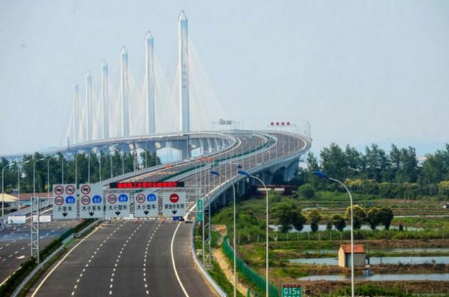 Dünyanın en uzun ve geniş asma köprüsünün inşaatı Çin’in Shaoxing kentinde tamamlandı.