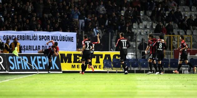 Aykut devre arasında "Eğer şampiyonluğu garantilerlerse yedek kadroyla gelirler Drogba ile karşılıklı oynayamazsınız" diyerek motive etmiş.