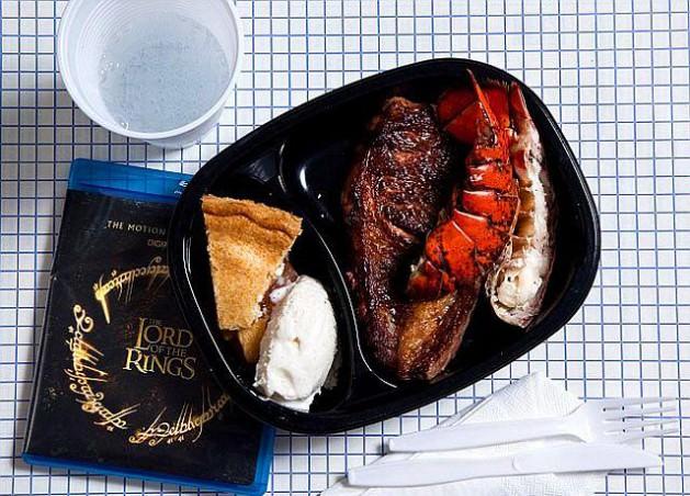 <p>Ronnie Lee Gardner, son yemeğinde ıstakoz kuyruğu, biftek, elmalı turta ve vanilyalı dondurma yedi, ayrıca son g&uuml;nlerinde Y&uuml;z&uuml;klerin Efendisi &uuml;&ccedil;lemesini izlemesine izin verildi.</p>