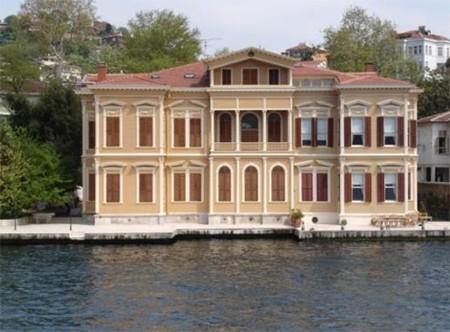 BAHRİYELİ SEDAD BEY YALISI XIX. yüzyıl sonlarında inşa edilen bina mimari olarak Neo-barok uslupta yapılmış. “Manolyalı Yalı” olarak da adlandırılan yalı, iki ayrı mülkiyet olarak kullanıyor. Yalının sol bölümü Doğuş okulları ve üniversitesi sahibi Doğu Gözaçan’a ait. Sağındaki beyaz renkli Rıza Bey Yalısı’nda Boğaziçi Üniversitesi eski rektörü Üstün Ergüder oturuyor.