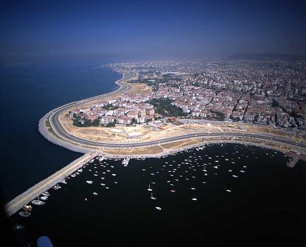 <p><strong>AK PARTİ KARTAL'I GERİ ALMAYA ÇOK YAKIN</strong><br /><br />AK Parti 2009 yılında Kartal'daki yerel seçimleri yaklaşık %3'lük bir farkla kaybetti. Bu başarısızlığın nedenlerinin başında yanlış aday tercihinin yattığının düşünüyoruz. Başarılı bir belediye başkanının aday konmaması karşılığında siyasi tecrübesi olmayan bir adayla yarışan giren AK Parti, sürpriz bir şekilde Kartal'ı CHP'ye kaptırmıştı. İlçe başkanı Temurhan Yıldız'ı aday gösteren AK Parti 2011 genel seçimlerinde aldığı %45.5 oranındaki oy avantajı ile Kartal seçimlerini kazanmaya çok yakın görünüyor</p>
