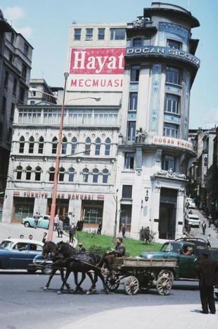 <p>Indiana Üniversitesi, Charles W. Cushman fotoğraf koleksiyonundan eski İstanbul fotoğrafları çıktı. Günümüze kıyasla daha tenha görülen İstanbul'un bu fotoğrafları 1965 yılında çekilmiş.</p>