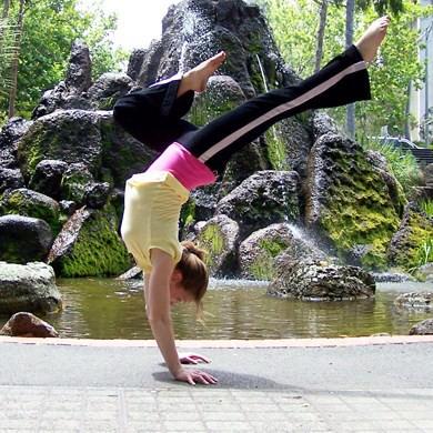 Matınızı alın, üzerinize rahat giysilerinizi giyin ve bir yoga dersine katılın.