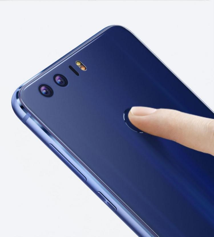 <p>3200 mAh’lik bataryadan güç alan Honor 9, Huawei’nin kendi geliştirdiği hızlı şarj teknolojisiyle hızlıca şarj olabiliyor. Honor, Siyah, altın ve mavi renk seçenekleri ile sunuluyor.</p>
