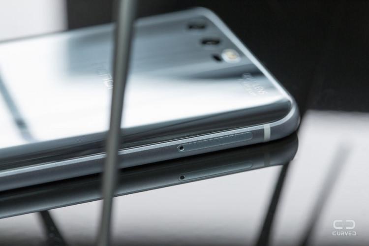 <p><span style="color:#FFFF00"><strong>FİYATI İSE</strong></span><br />
<br />
Honor 9 - 4GB RAM / 64 GB Depolama : 323 dolar (1137 TL)<br />
Honor 9 - 6GB RAM / 64 GB Depolama : 398 dolar (1403 TL)<br />
Honor 9 - 6GB RAM / 128 GB Depolama : 441 dolar (1553 TL)</p>
