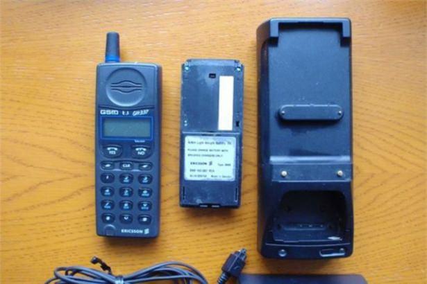 <p>Ericsson efsanesi<br />
Bundan 20 yıl öncesinde de cep telefonları vardı ama herkesin cebine uygun değildi, çok pahalıydı. Bu da Ericsson'un 20 yıl önce kullanılan bir modeli. Telefonun bataryası kendisinden büyük.</p>
