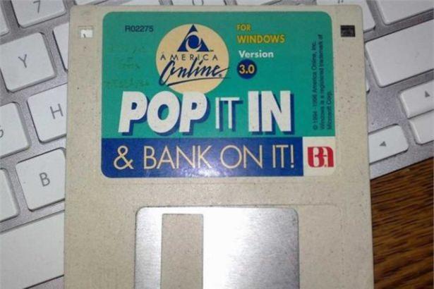 <p>Disketle bağlantı <br />
Ödemeli bağlantılar için bu tarz disketler bilgisayarlara yerleştirildi.</p>
