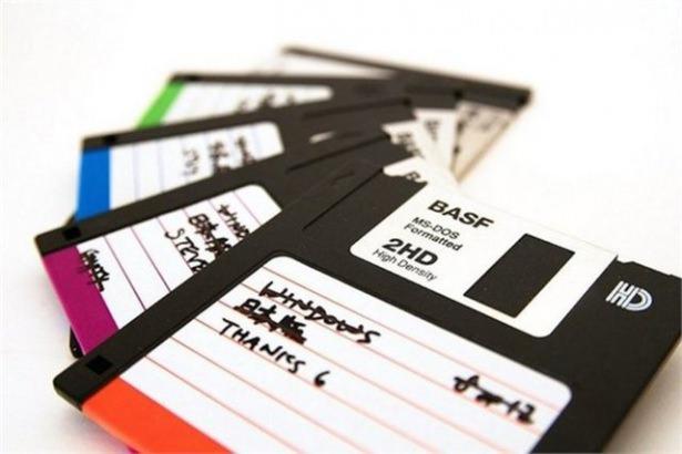 <p>Bulut bilişim değil disketle depolama <br />
1994'te ne bulut bilişim ne de internet üzerindeki sunuculara depolama vardı. Bilgisayarlardaki her şey bu tarz disketlere kaydedilirdi</p>
