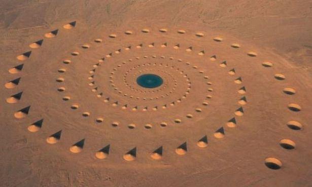 <p>100 bin metrakere alanda, 8 bin metrek&uuml;p kumun yerinden &ccedil;ıkarılmasıyla oluşturalan eser, Google Earth'den de g&ouml;r&uuml;lebiliyor.</p>

<p>&nbsp;</p>
