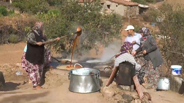 <p>Çanakkale'nin Ezine ilçesine bağlı Kızıltepe köyü sakinleri yaklaşık 200 yıldır imece usulü 3 gün tandır ateşi yakarak pekmez hazırlıyor.</p>
