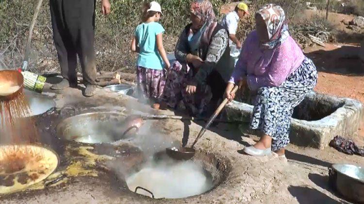 <p>Bağlardan toplanan üzümler köy meydanında bulunan alana getirilip tarihi mengenede sıkılıp, yapıma hazır hale getiriliyor.</p>

<p> </p>
